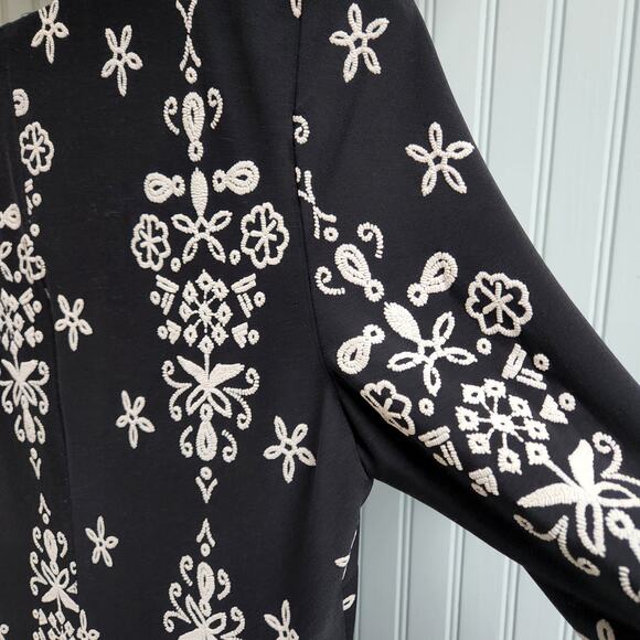 Glamour Black Bell Sleeve Dress with Floral Embroidery Pattern - Picture 7 of 10